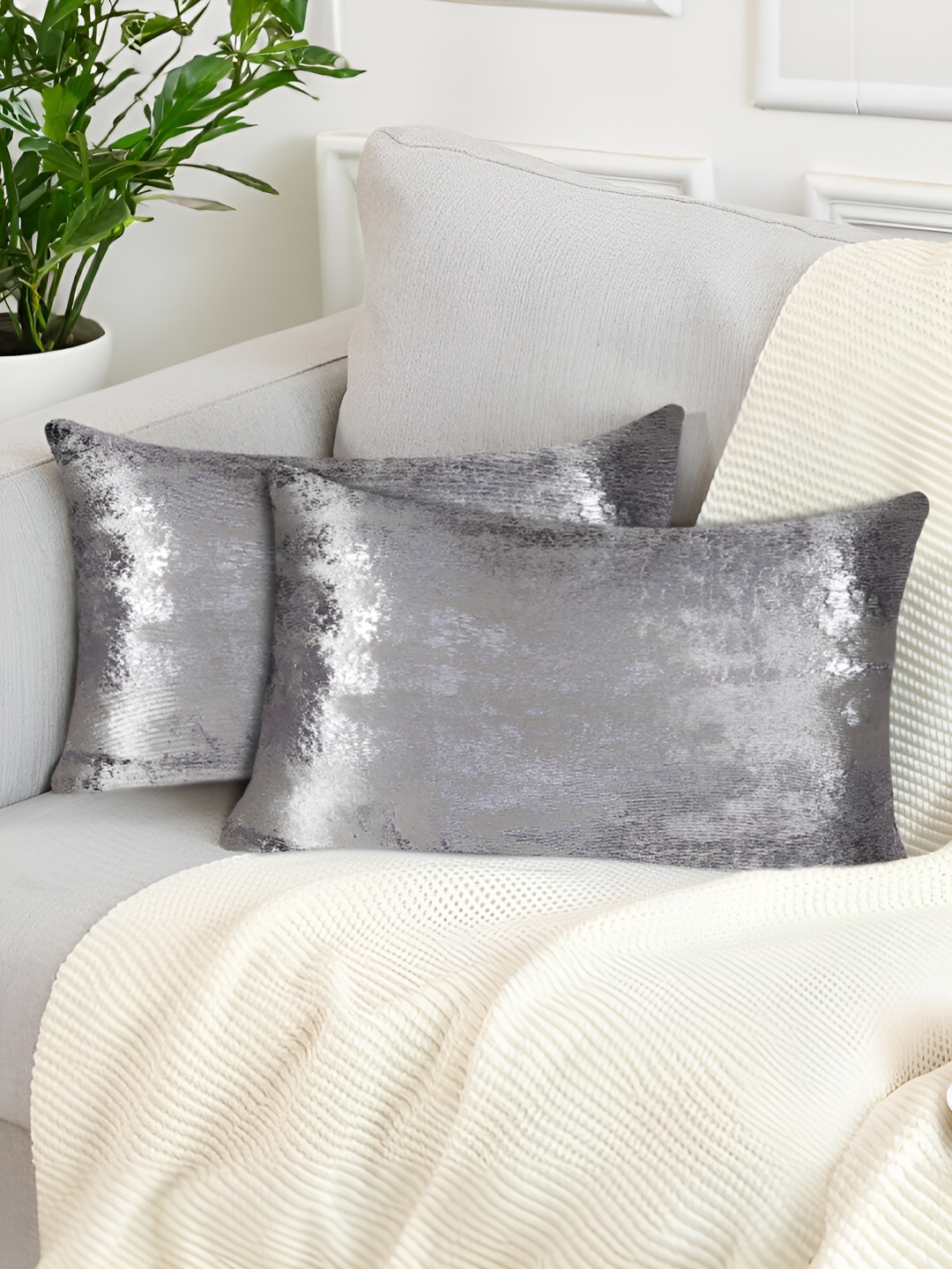 

Tesmare Silver-Toned & Grey 2 Pcs Velvet Rectangle Cushion Covers