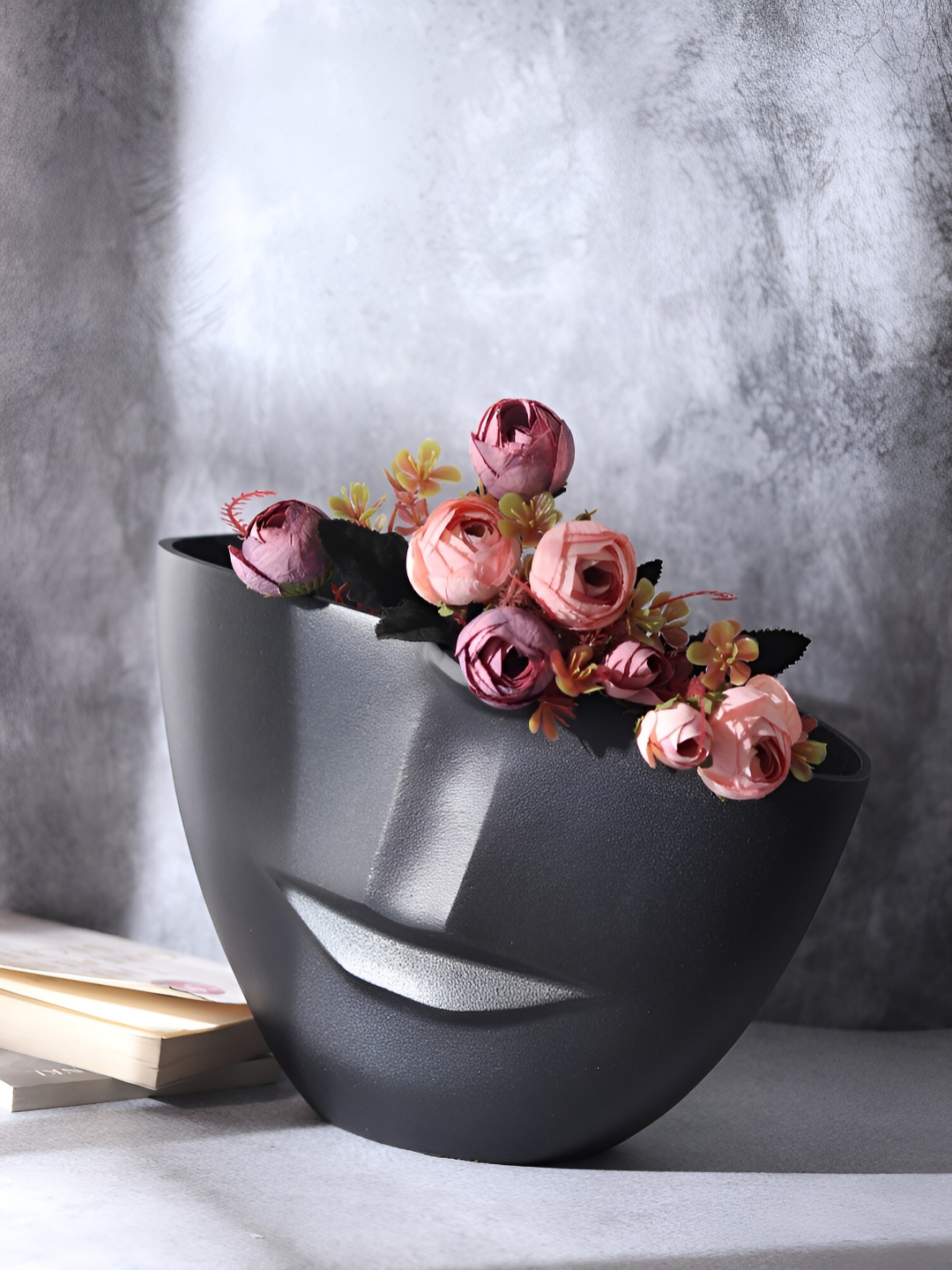 

Decor de Maison Black Metal The Amused Face Flower vase