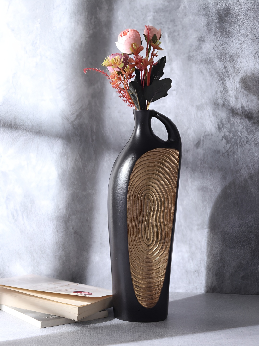 

Decor de Maison Black Alloy Art Flower Vase