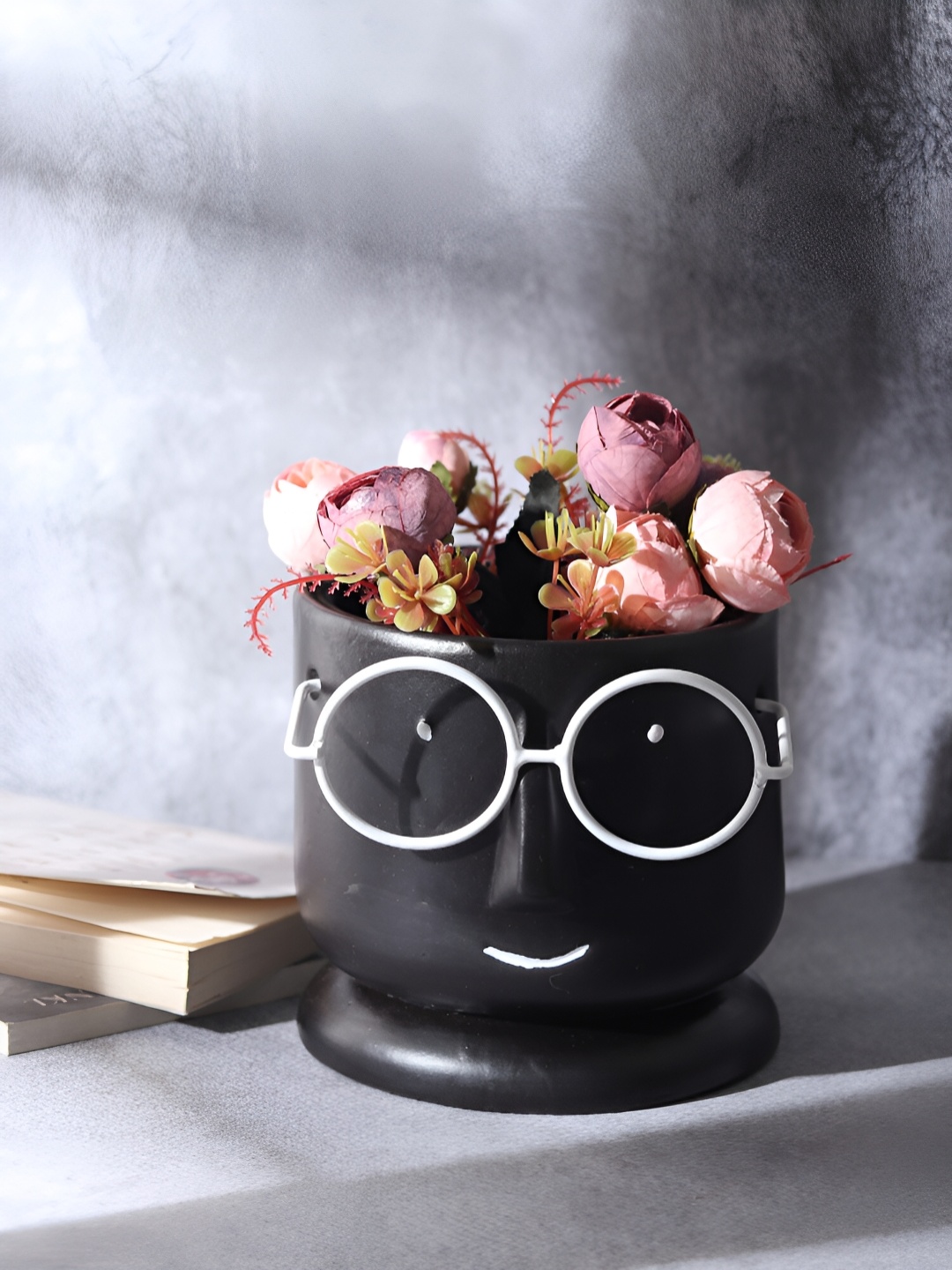 

Decor de Maison Mr.Spectacles Black Flower Vase