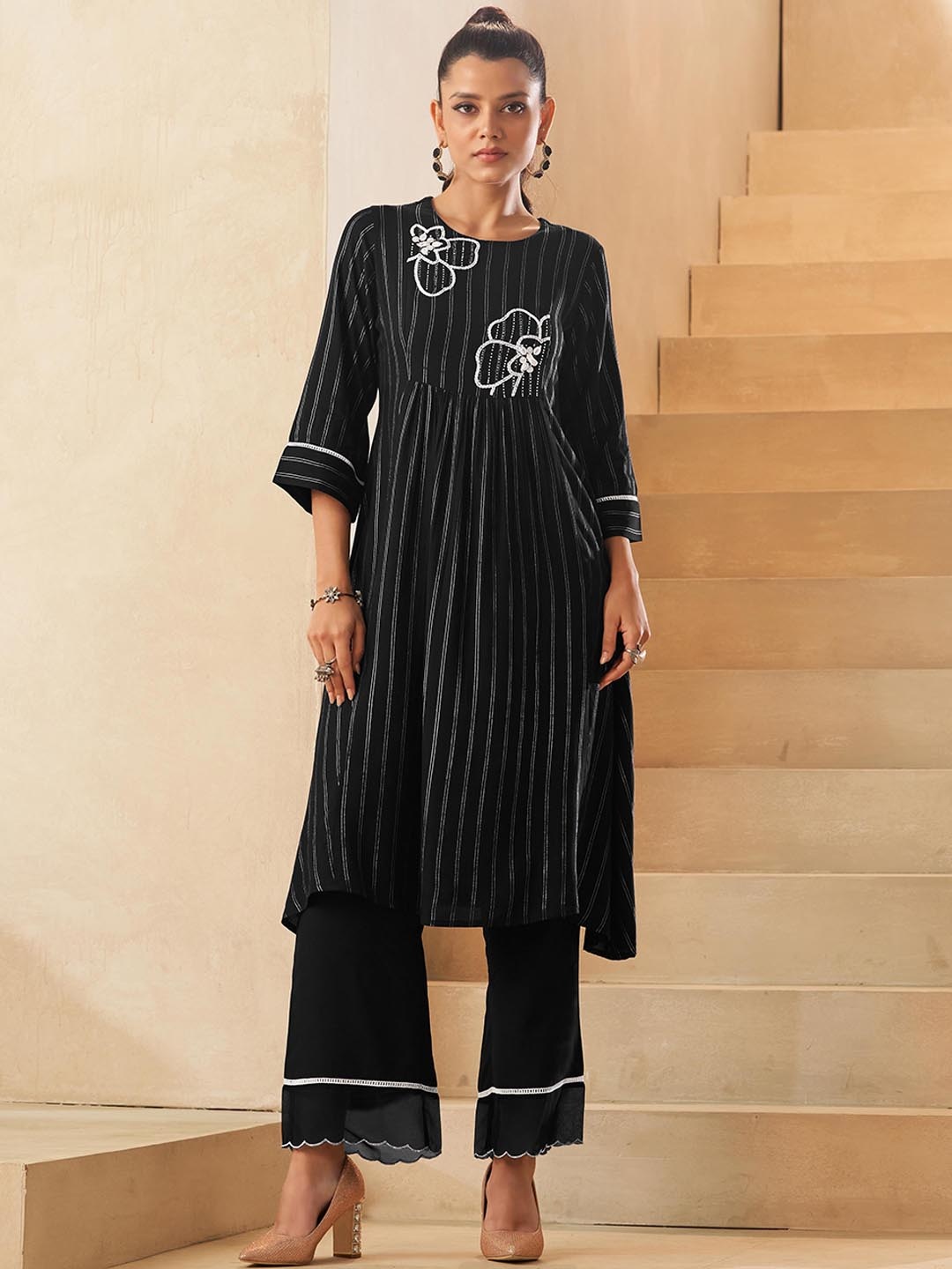 

DRESOUL Floral Embroidered Regular Kurta with Palazzo, Black