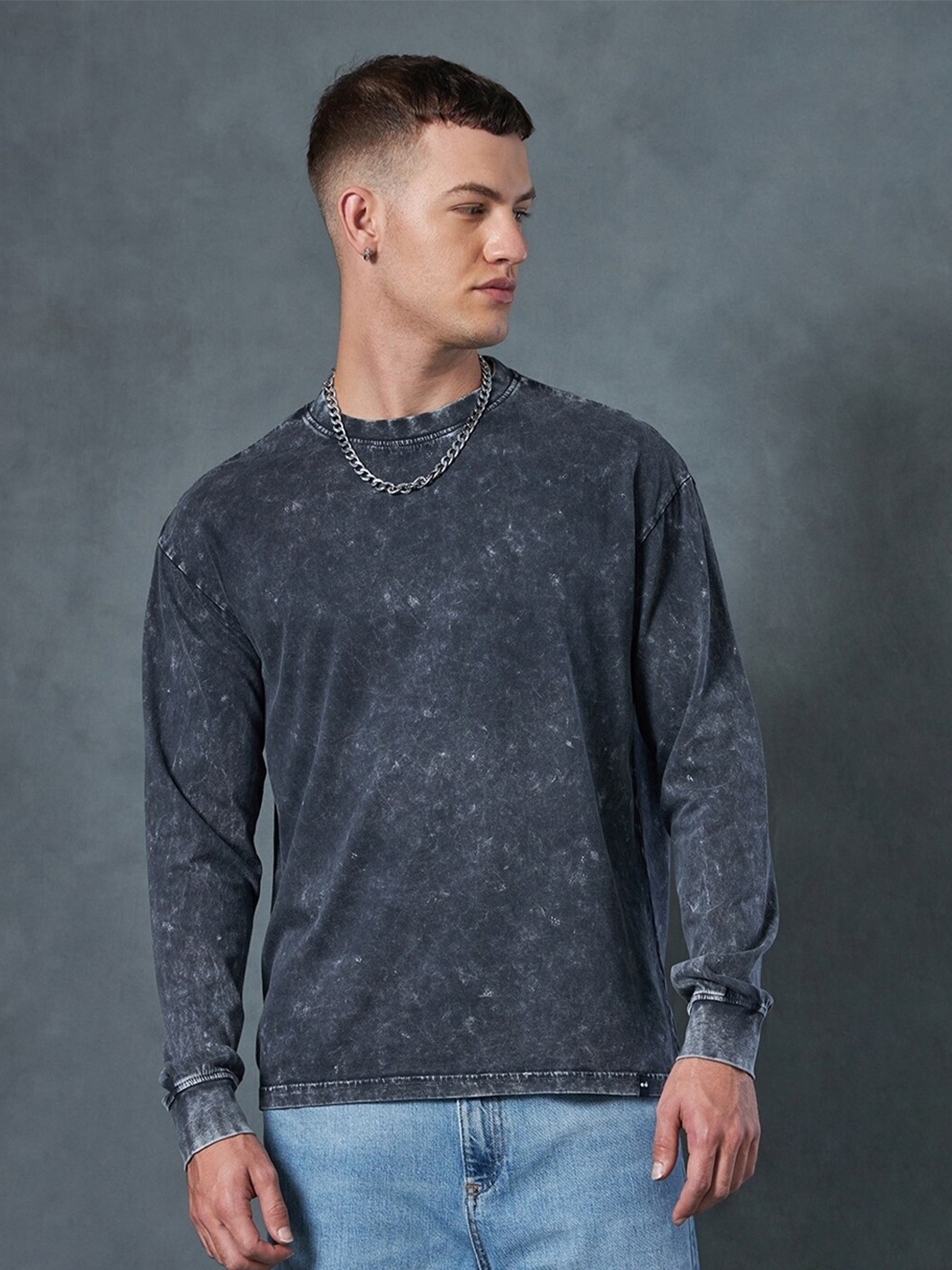 

Bewakoof Self Design Drop-Shoulder Sleeves Oversized Acid Wash Cotton T-shirt, Grey