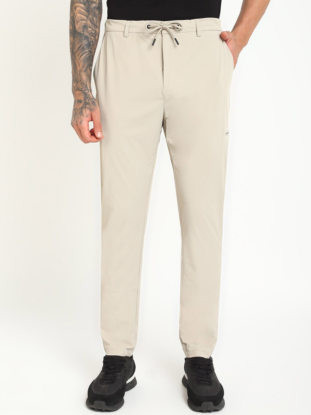 

GUESS Men Slim Fit Mid Rise Chino Trousers, Beige