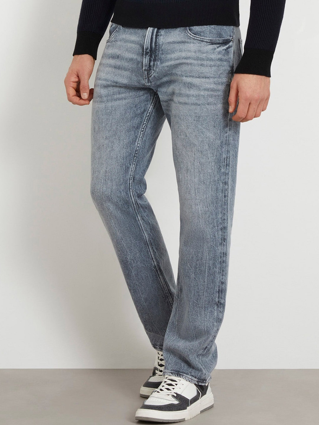 

GUESS Men Straight Fit Mid-Rise Heavy Fade Light Shade Clean Look Pure Cotton Jeans, Blue