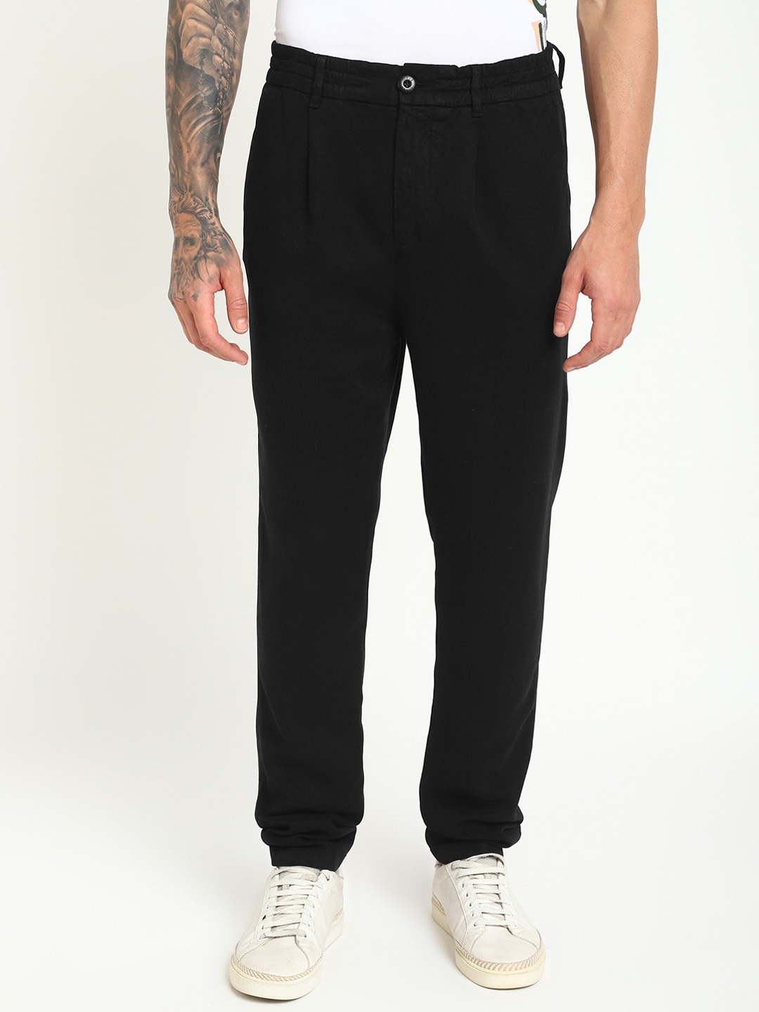 

GUESS Men Slim Fit Low-Rise Pleated Trouser, Black