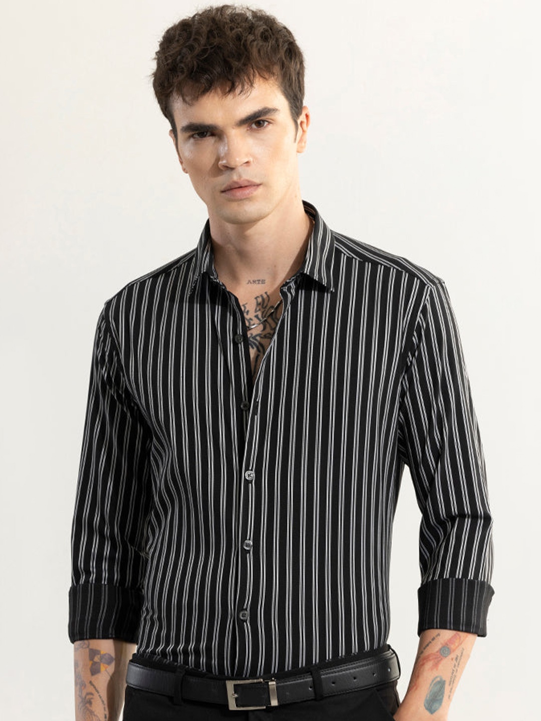 

Snitch Silver Toned Classic Slim Fit Vertical Striped Spread Collar Cotton Casual Shirt, Black