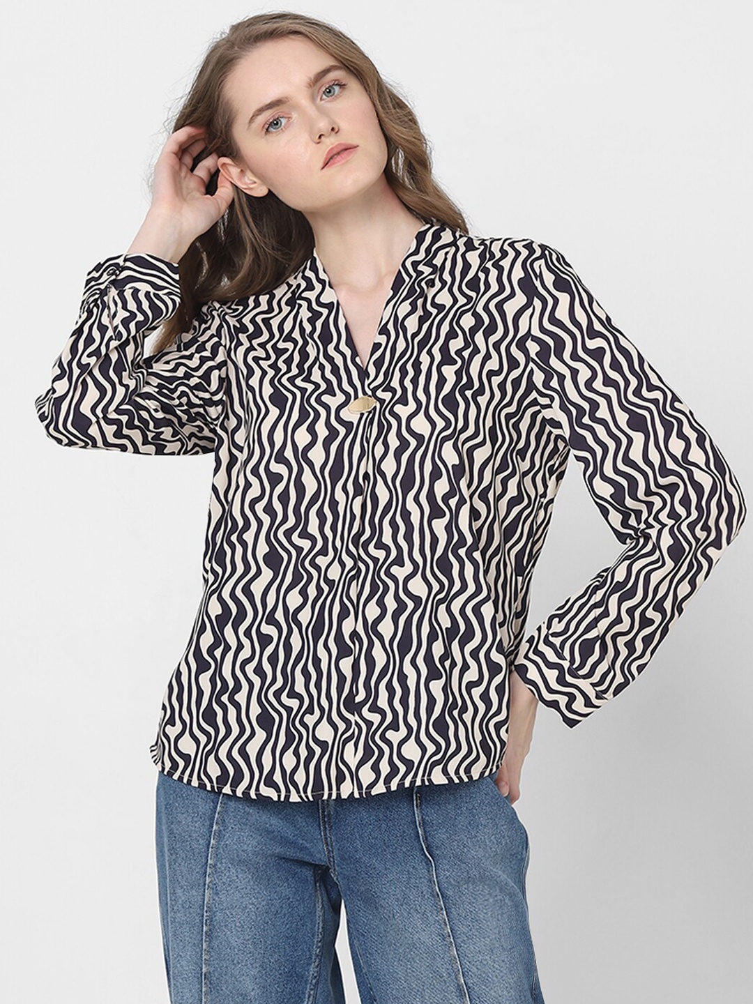 

Vero Moda Geometric Print V-Neck Gathered Or Pleated Top, Black