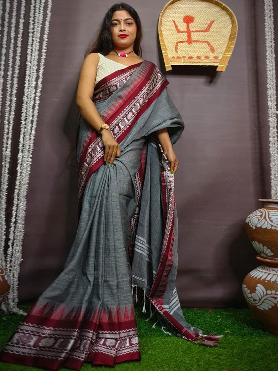 

ODETTE Ethnic Motifs Woven Design Zari Saree, Grey