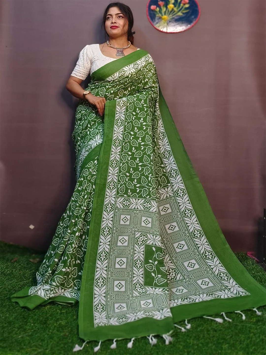 

ODETTE Ethnic Motifs Printed Saree, Green