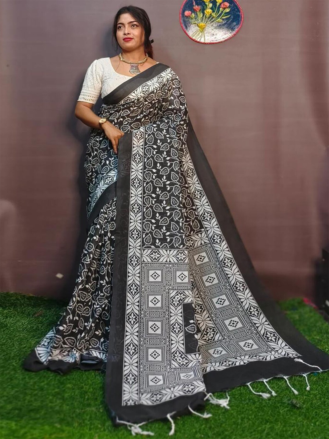 

ODETTE Ethnic Motifs Printed Saree, Black