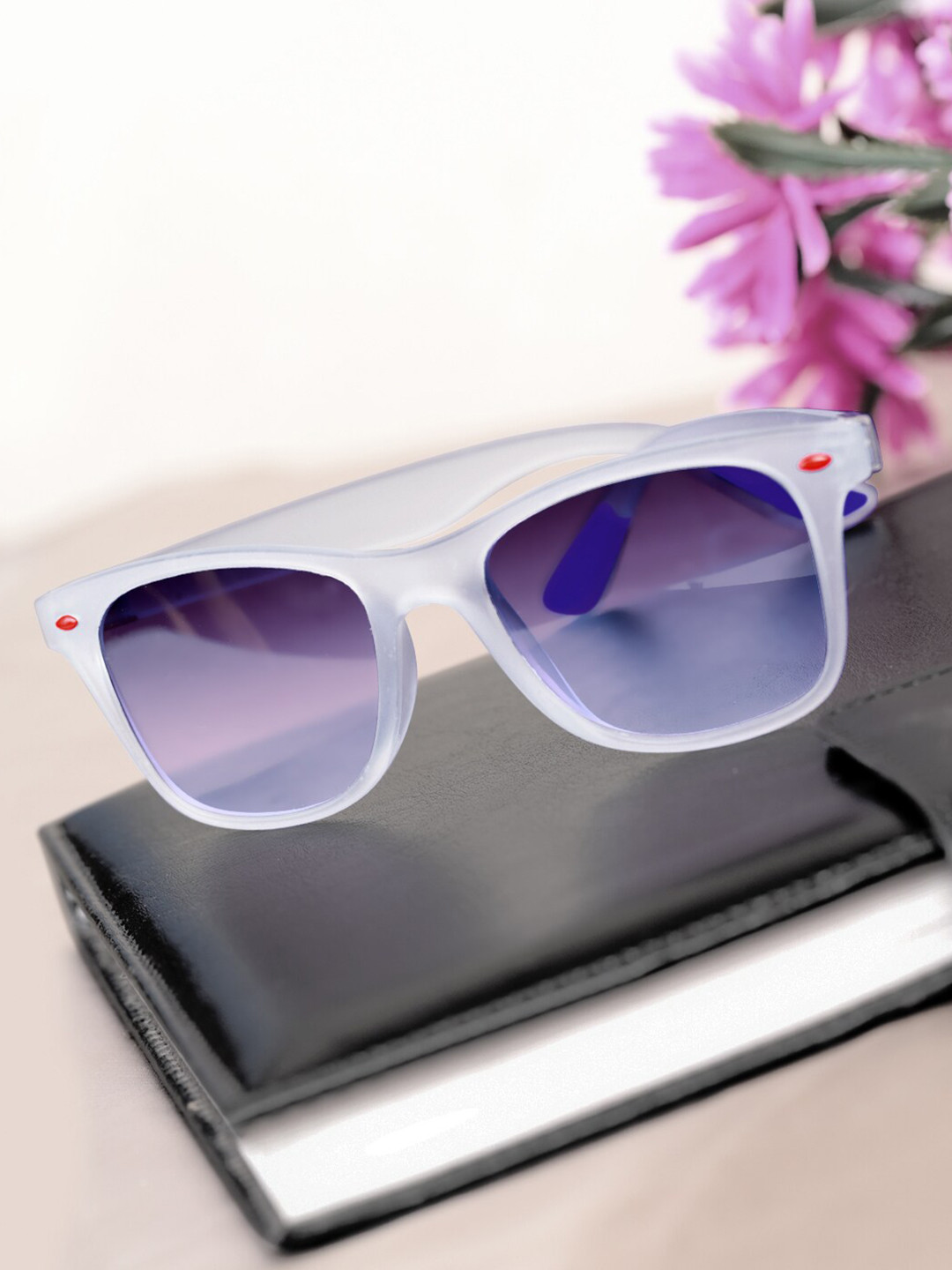 

DressBerry Women Blue Wayfarer Sunglasses with UV Protected Lens DBSG-10-BL1