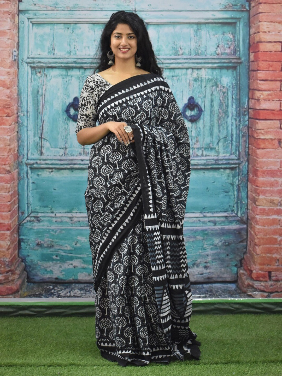 

TROPWEAR Pure Cotton Block Print Saree, Grey