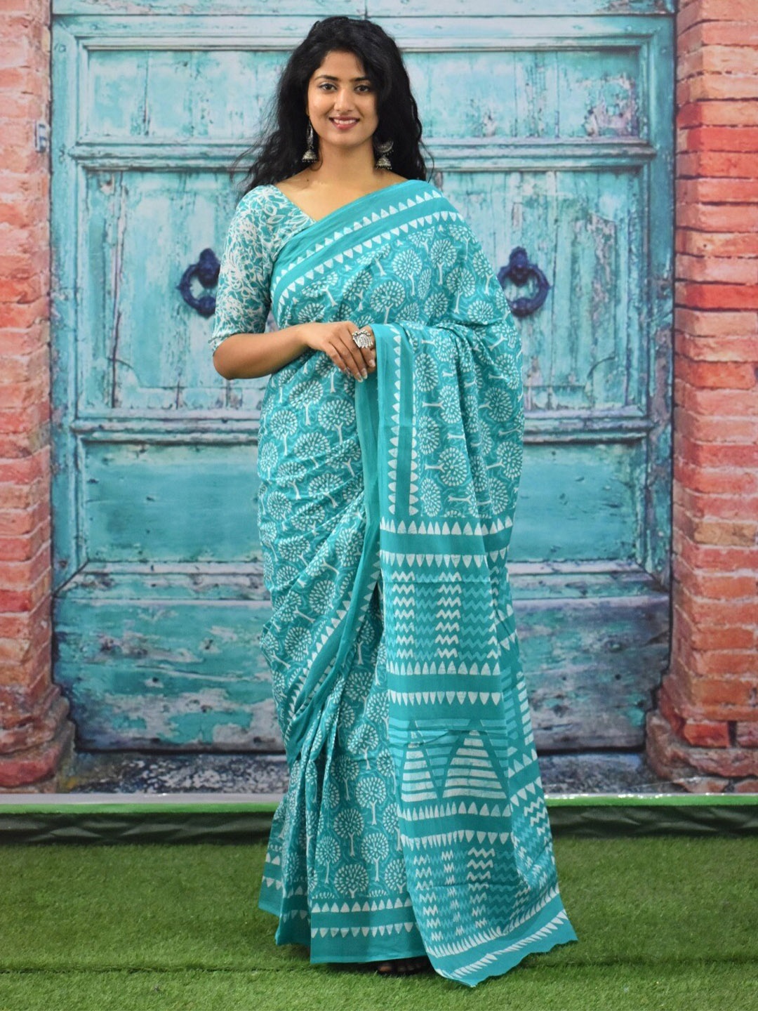 

TROPWEAR Floral Pure Cotton Block Print Saree, Blue