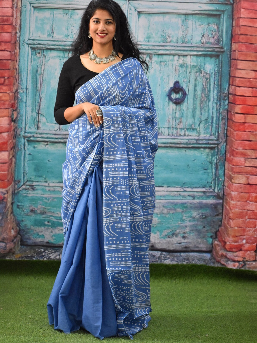 

TROPWEAR Pure Cotton Geometric Block Print Saree, Blue