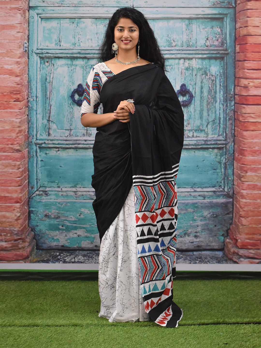 

TROPWEAR Pure Cotton Block Print Saree, Black