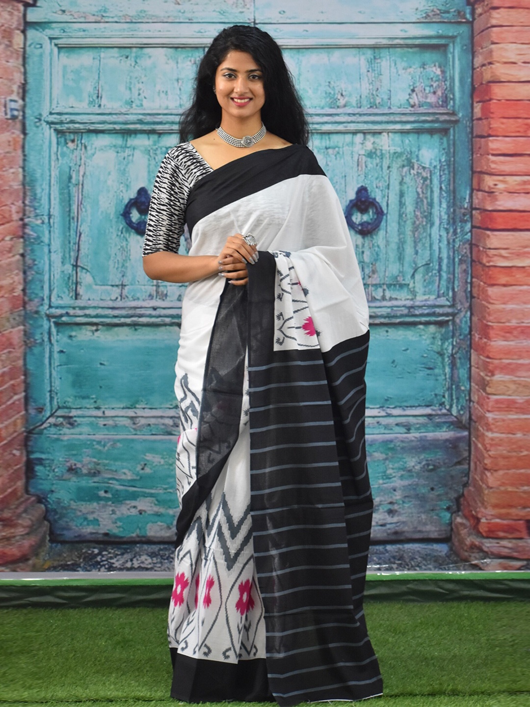 

TROPWEAR Floral Pure Cotton Block Print Saree, White