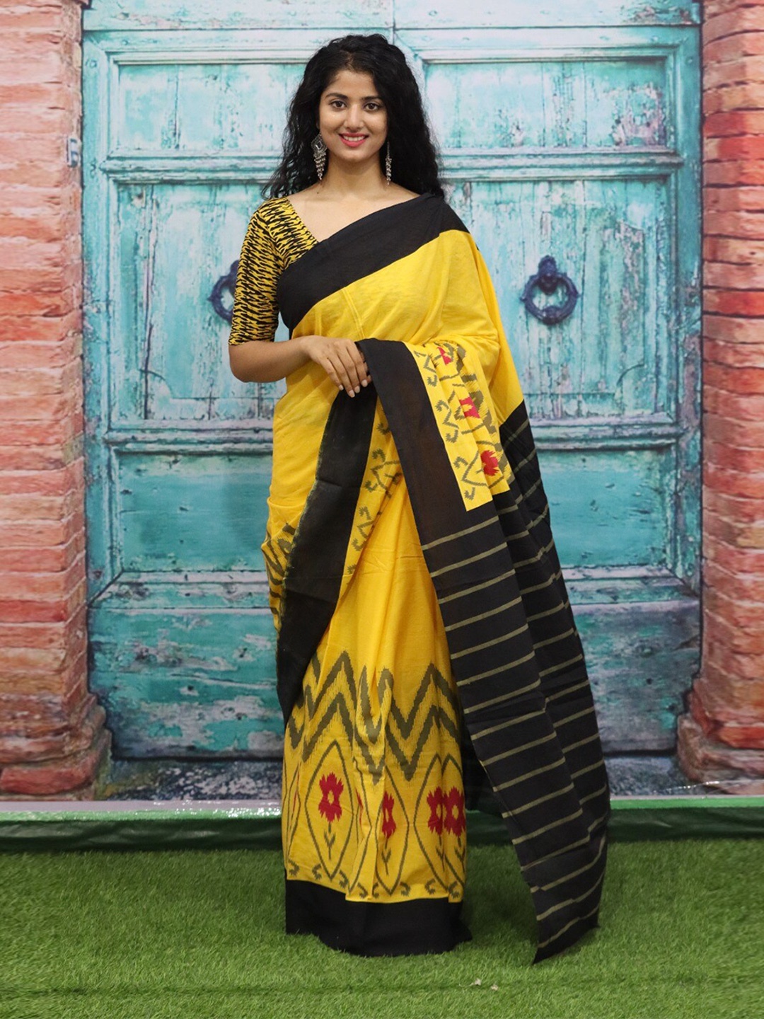 

TROPWEAR Pure Cotton Block Print Saree, Yellow