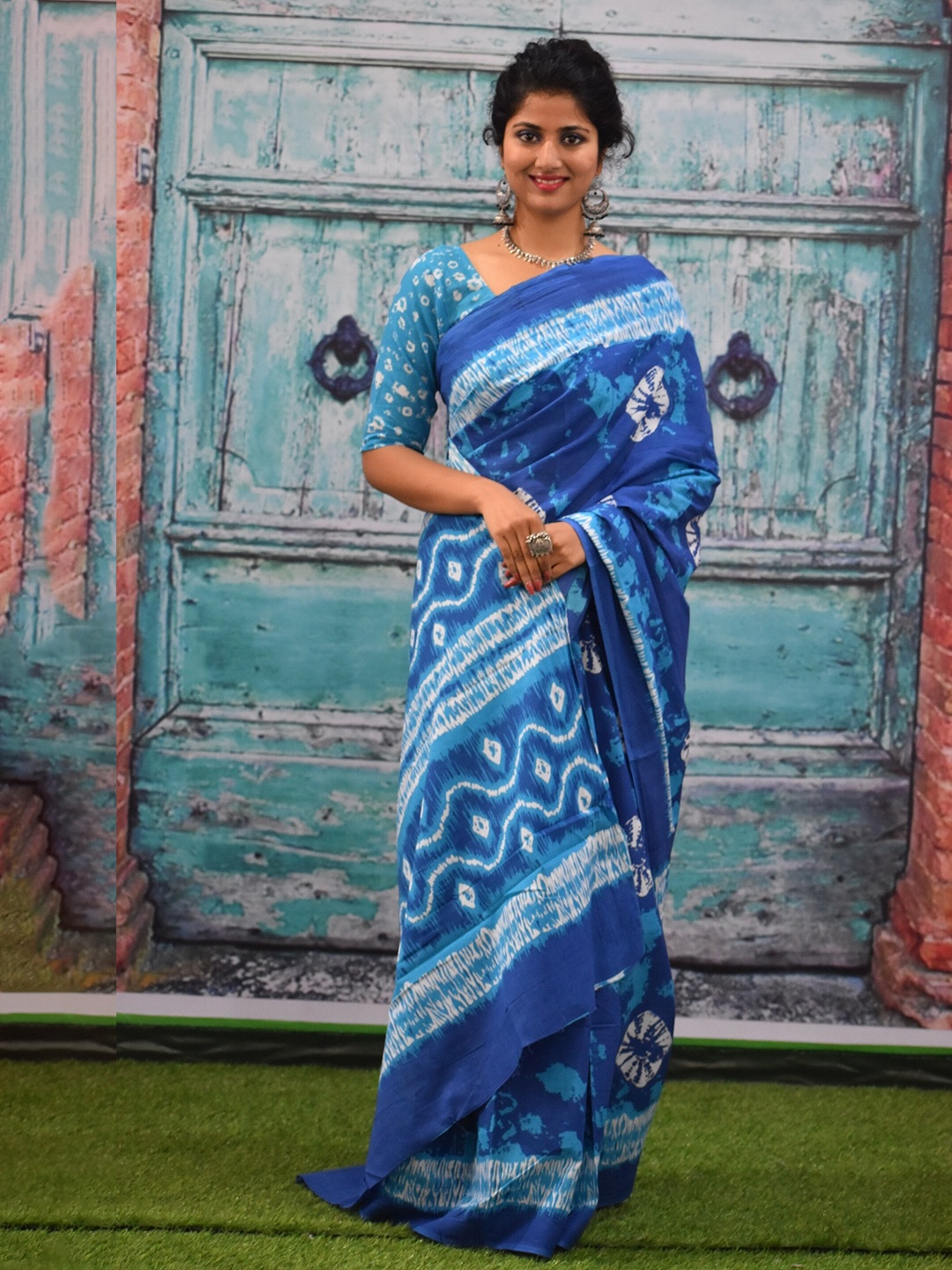 

TROPWEAR Tie and Dye Pure Cotton Block Print Saree, Blue