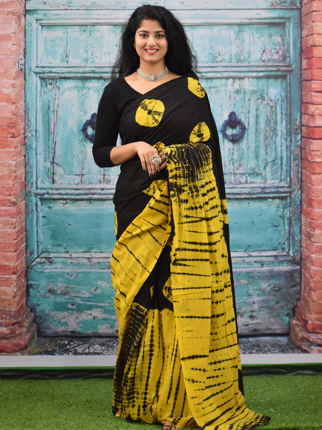 

TROPWEAR Tie and Dye Pure Cotton Block Print Saree, Black