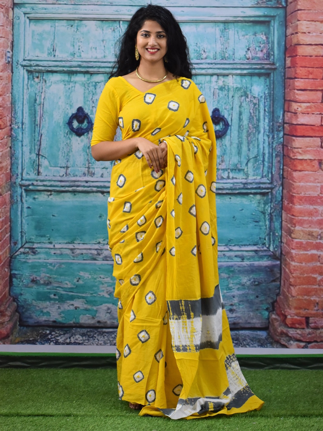 

TROPWEAR Tie and Dye Pure Cotton Block Print Saree, Yellow