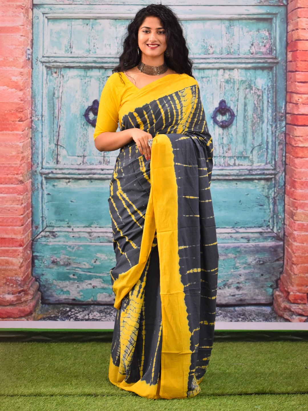 

TROPWEAR Tie and Dye Pure Cotton Block Print Saree, Grey