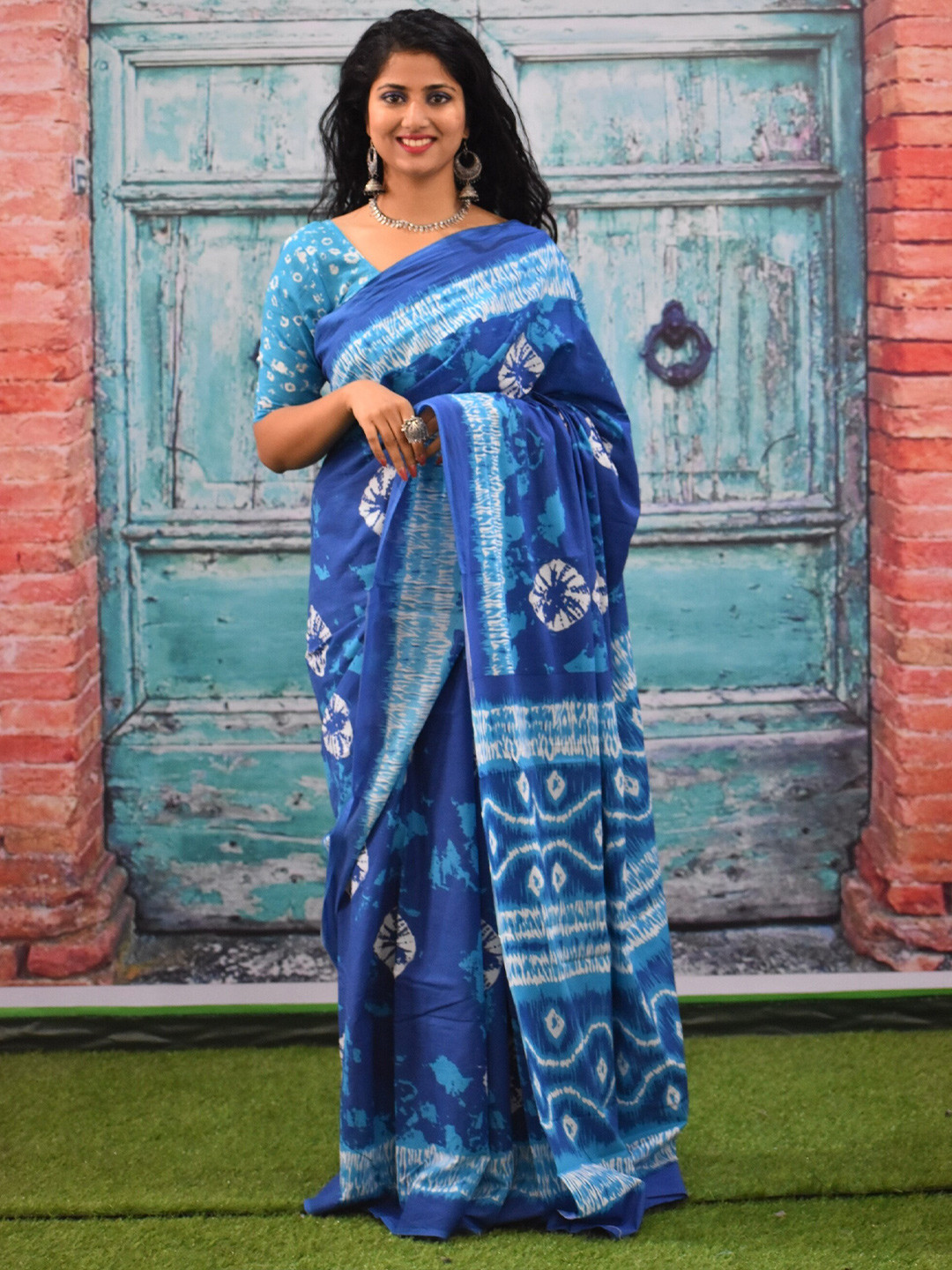 

TROPWEAR Tie and Dye Pure Cotton Block Print Saree, Blue