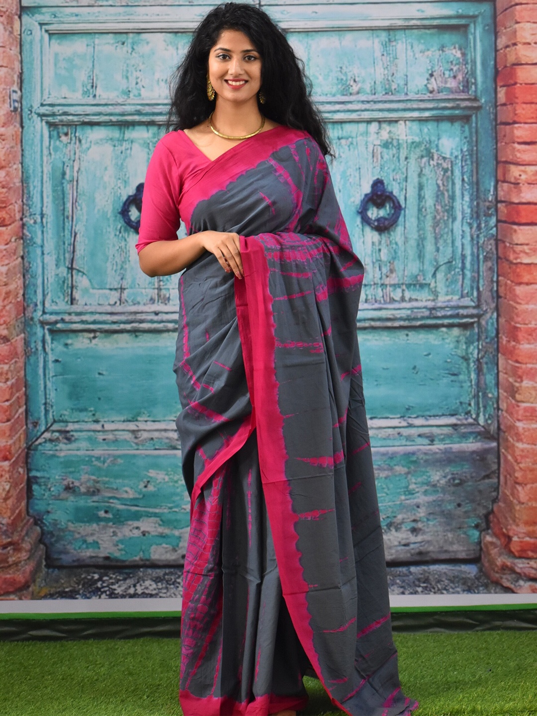 

TROPWEAR Tie and Dye Pure Cotton Block Print Saree, Grey