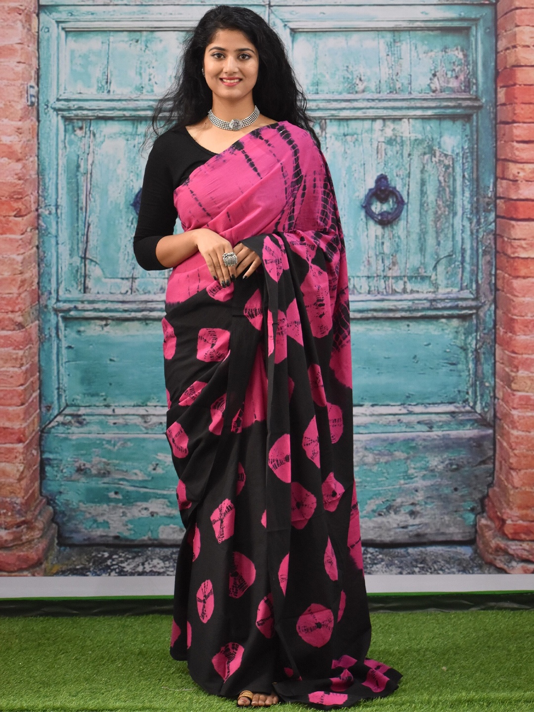 

TROPWEAR Tie and Dye Pure Cotton Block Print Saree, Black