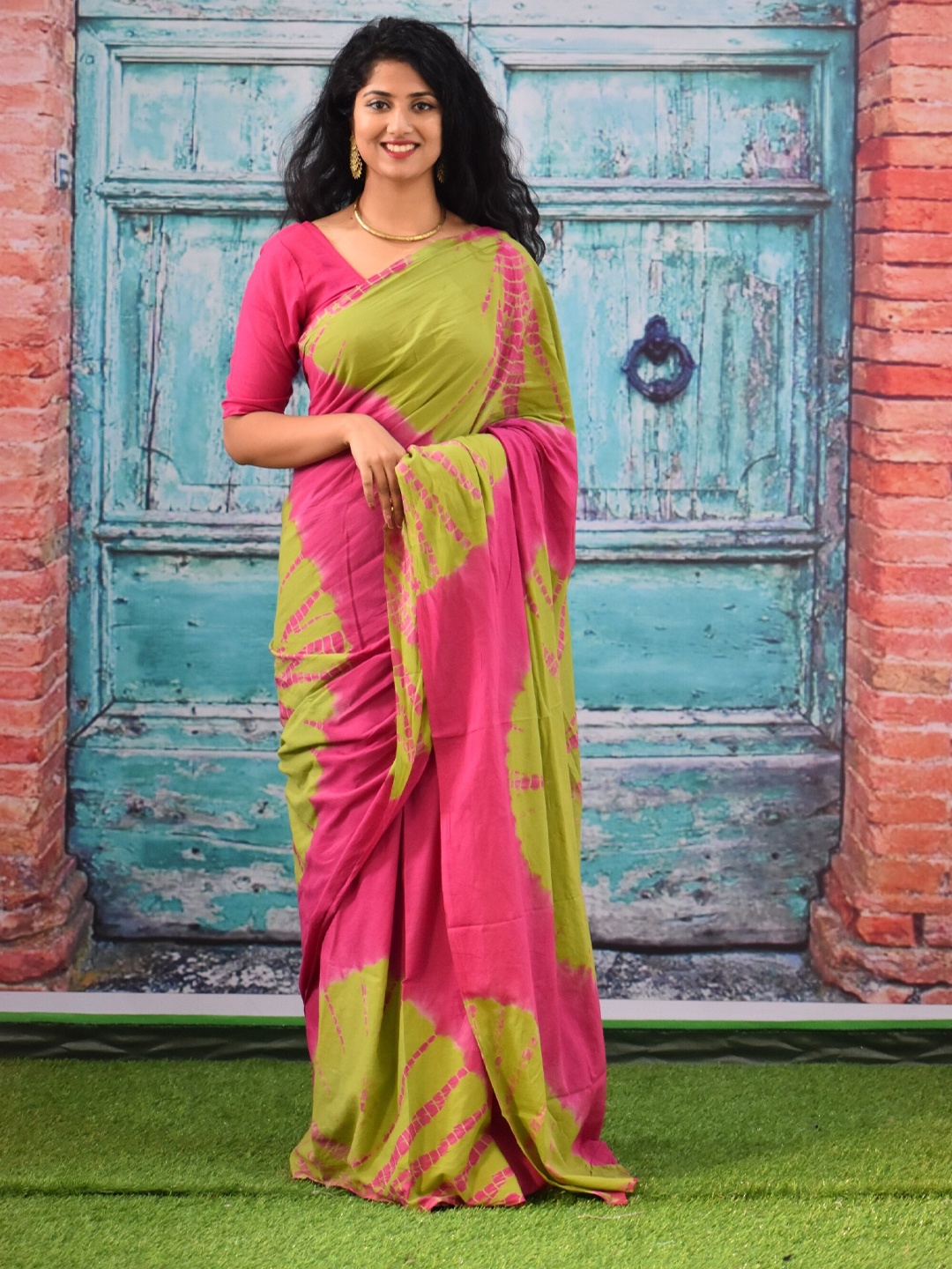 

TROPWEAR Tie and Dye Pure Cotton Block Print Saree, Green