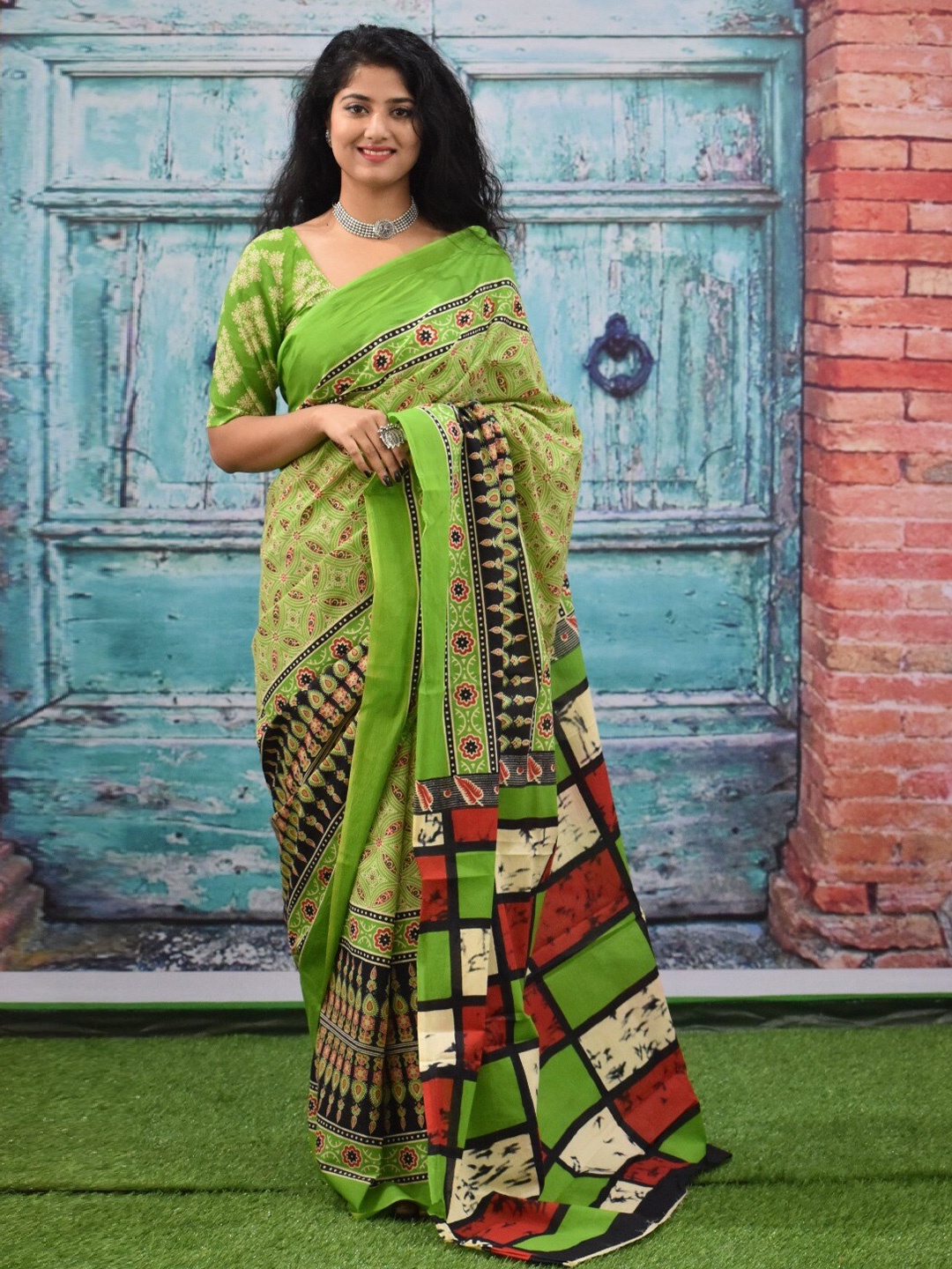 

TROPWEAR Ajrak Block Mulmul Cotton Block Print Saree, Green