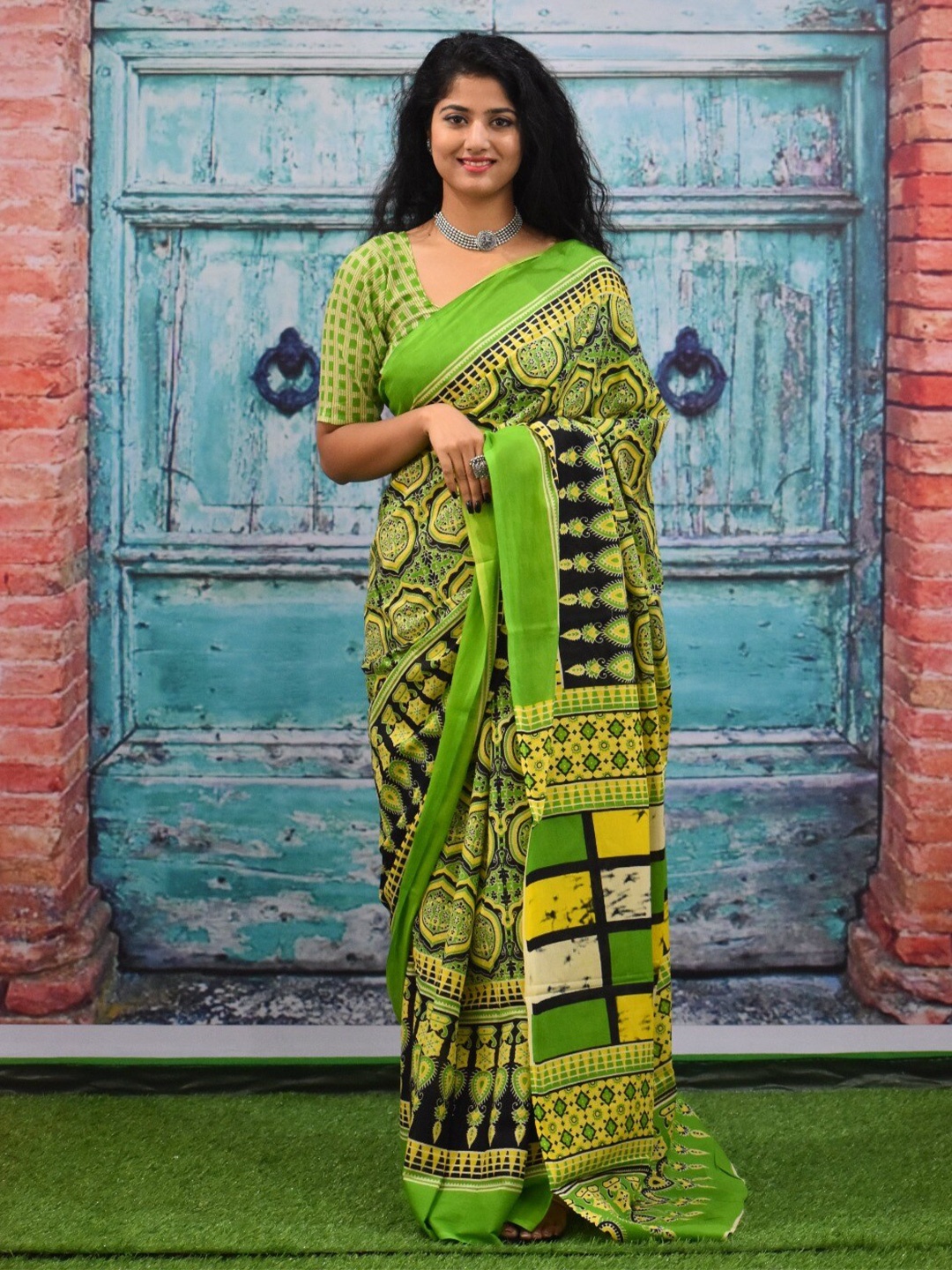 

TROPWEAR Ethnic Motifs Mulmul Cotton Block Print Saree, Green