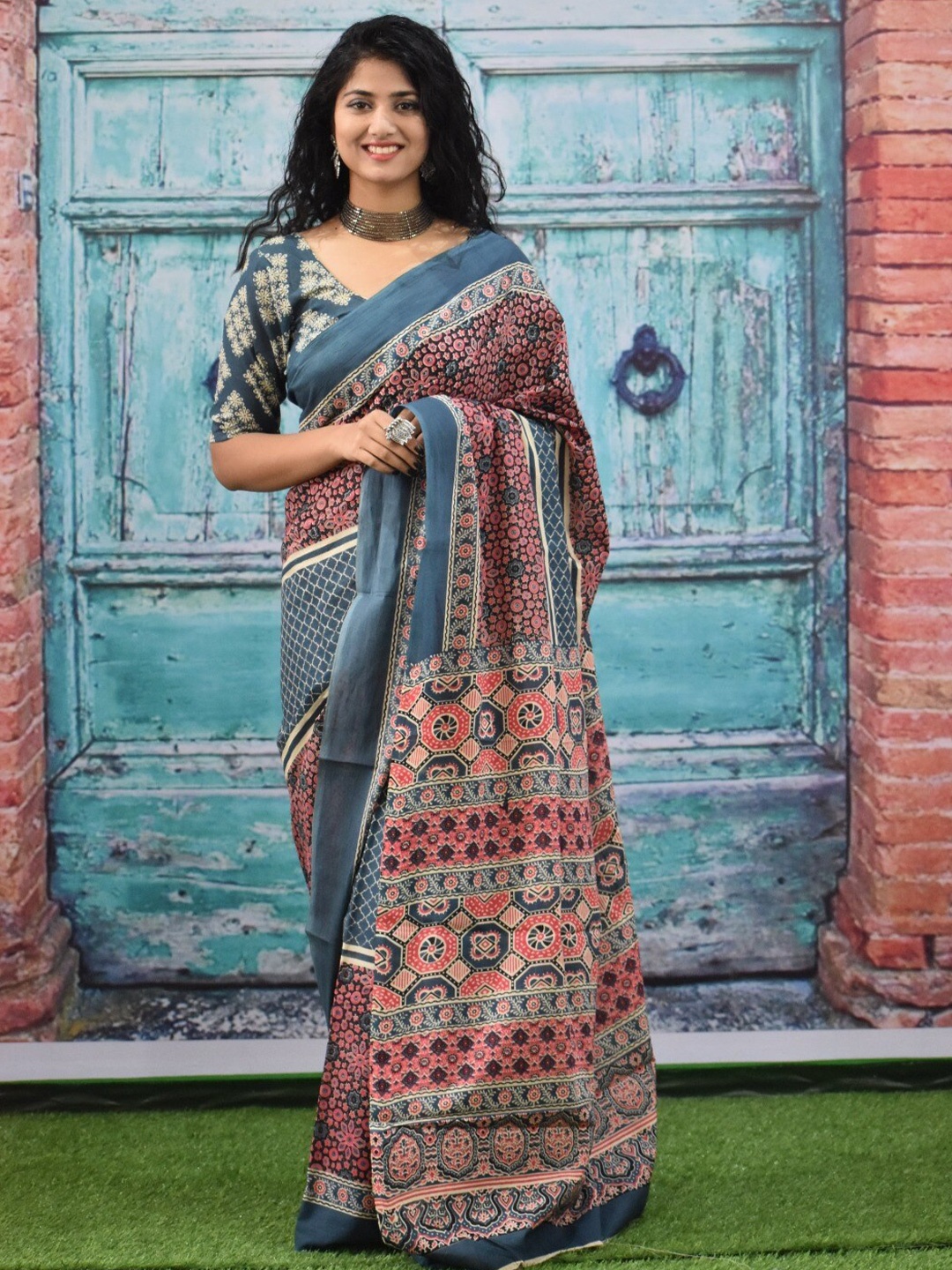 

TROPWEAR Ajrak Mulmul Cotton Block Print Saree, Grey