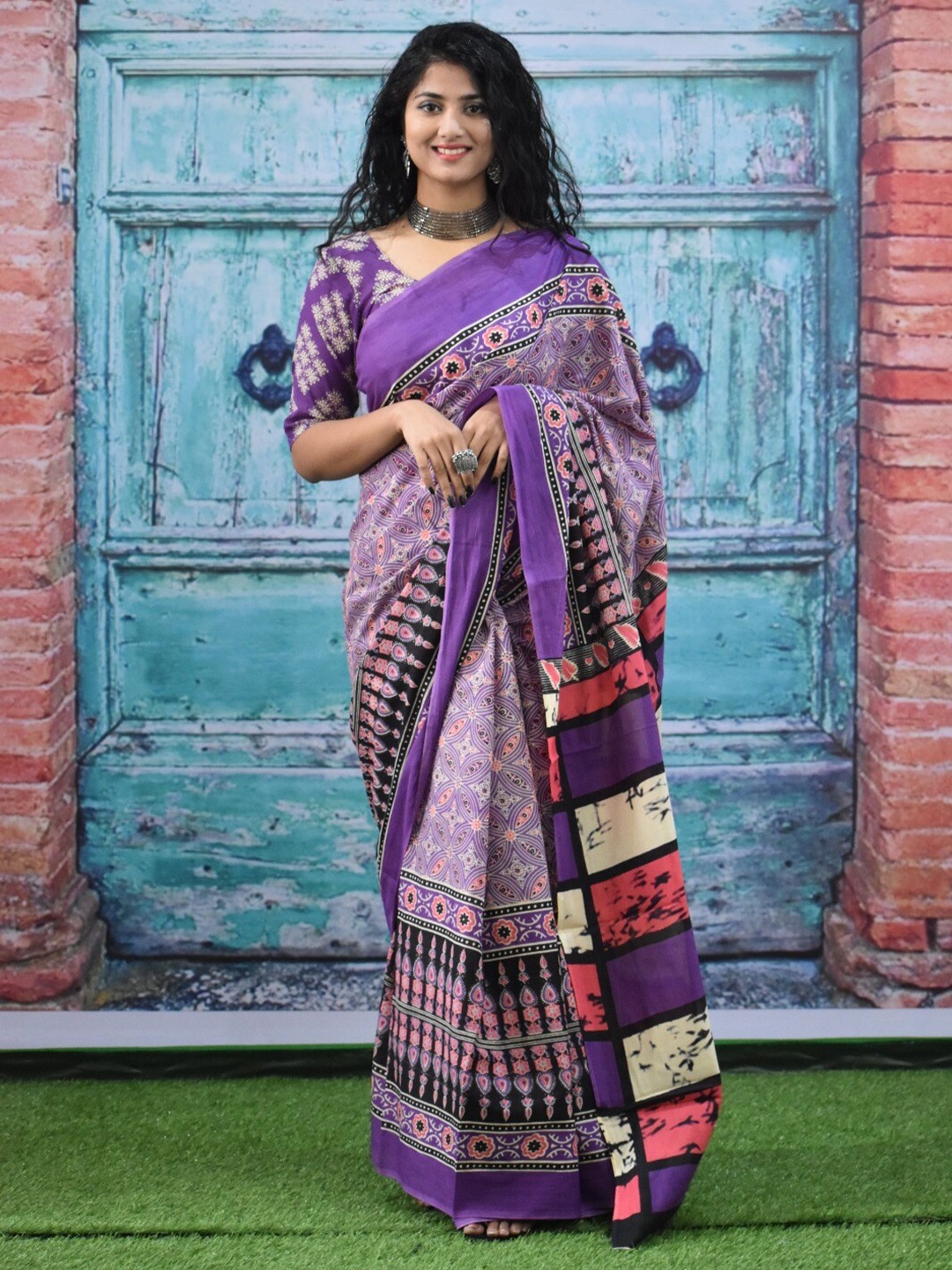 

TROPWEAR Geometric Pure Cotton Block Print Saree, Purple