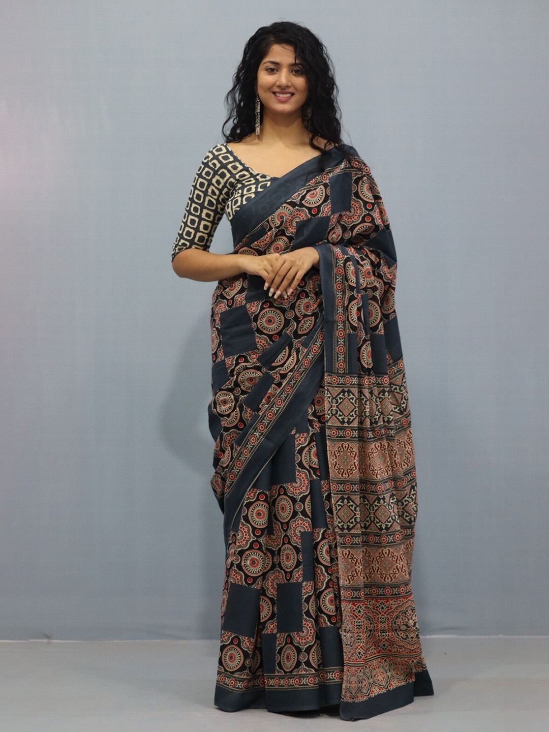 

TROPWEAR Ethnic Motifs Pure Cotton Block Print Saree, Black