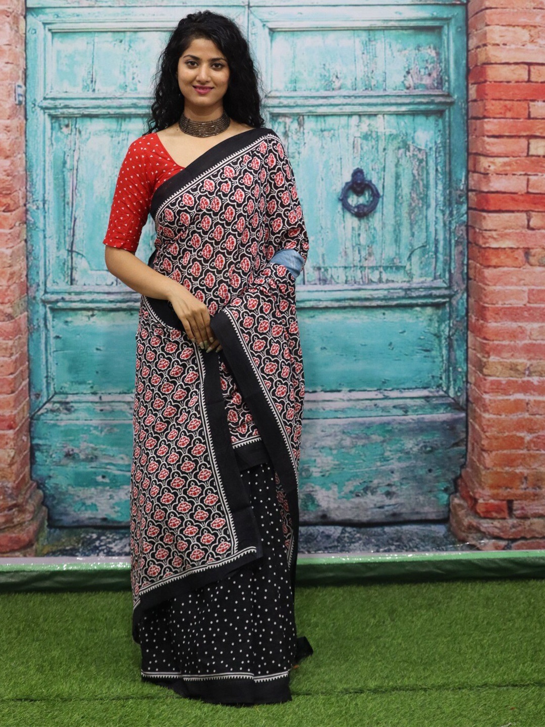 

TROPWEAR Floral Pure Cotton Block Print Saree, Black