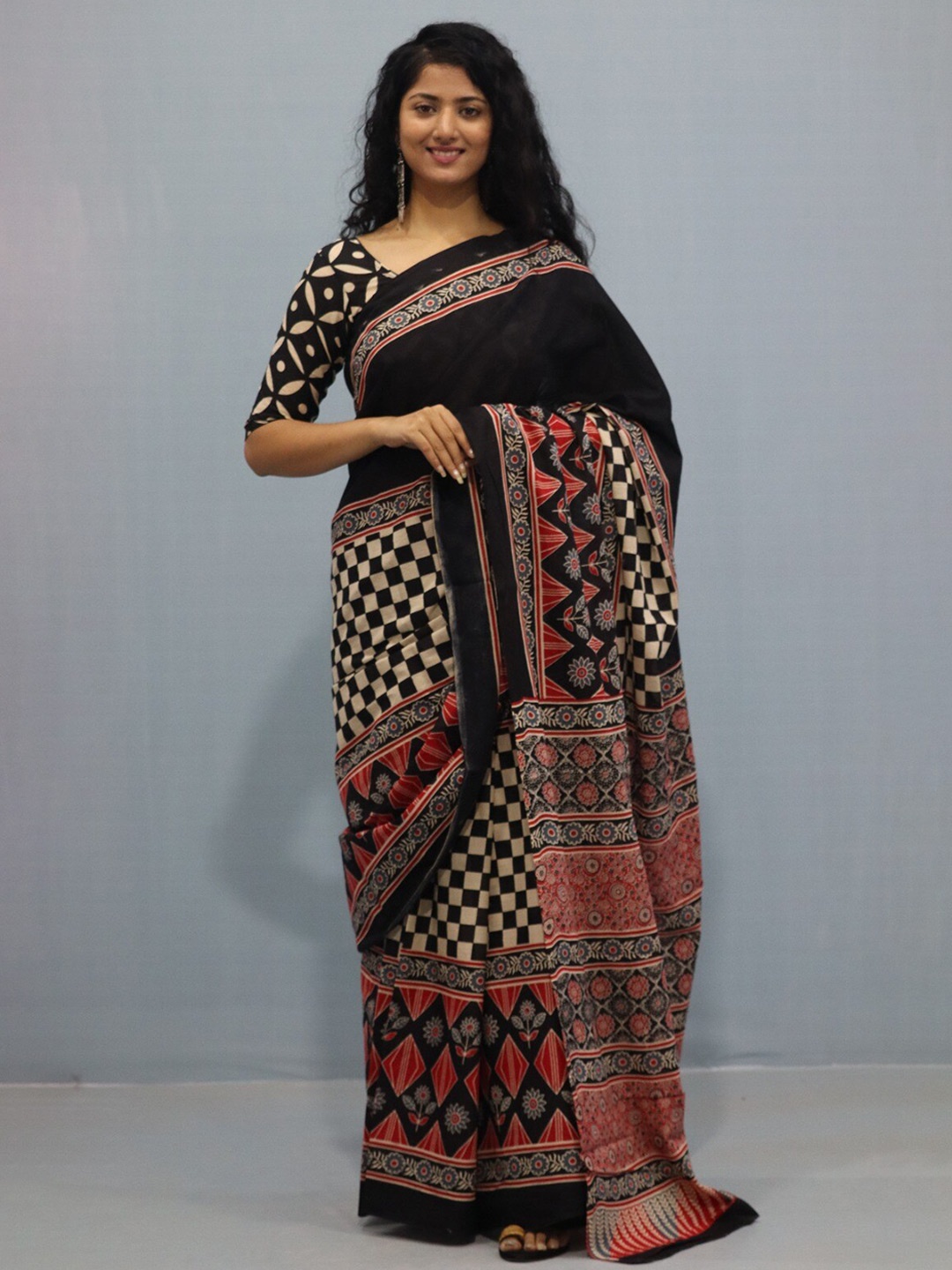 

TROPWEAR Checked Mulmul Cotton Block Print Saree, Black