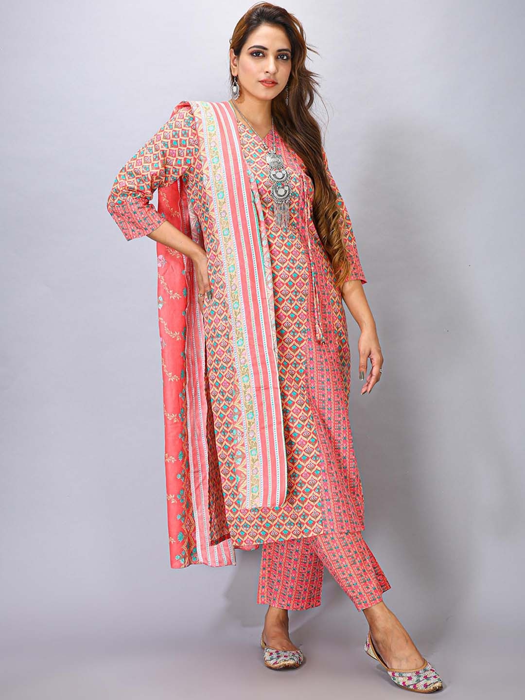 

MAIYEE Floral Printed Regular Straight Kurta With Trousers & Dupatta, Pink