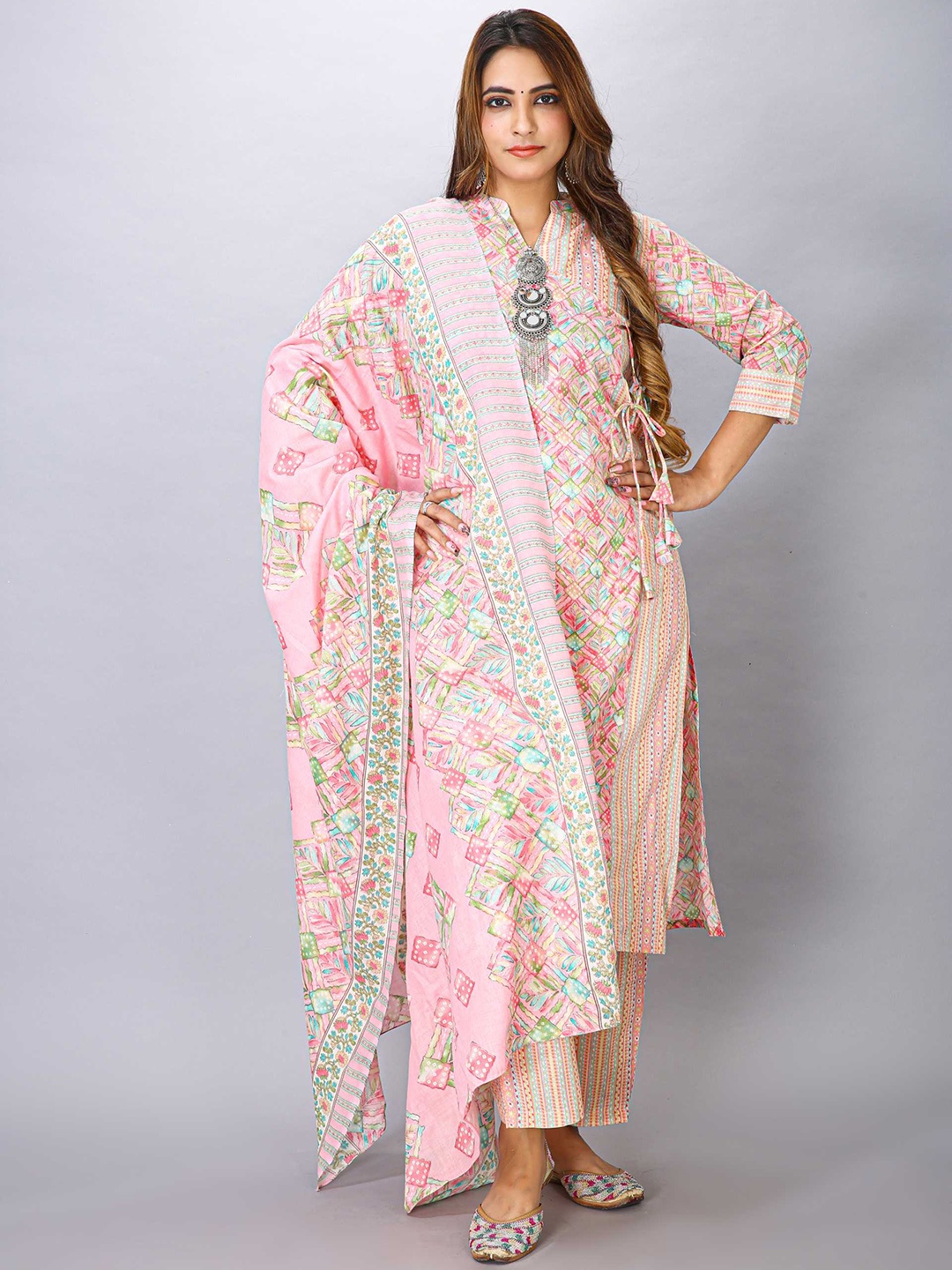 

MAIYEE Floral Printed Regular Straight Kurta With Trouser & Dupatta, Pink