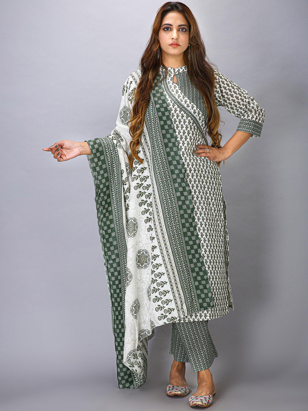 

MAIYEE Floral Printed Regular Straight Kurta With Trousers & Dupatta, Green