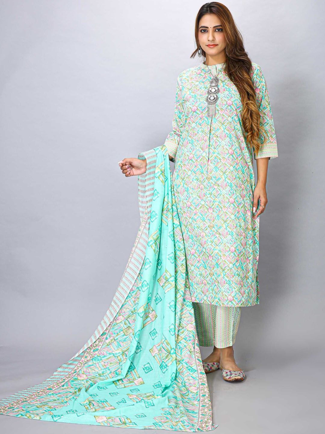 

MAIYEE Women Floral Printed Regular Straight Kurta With Trousers & With Dupatta, Turquoise blue