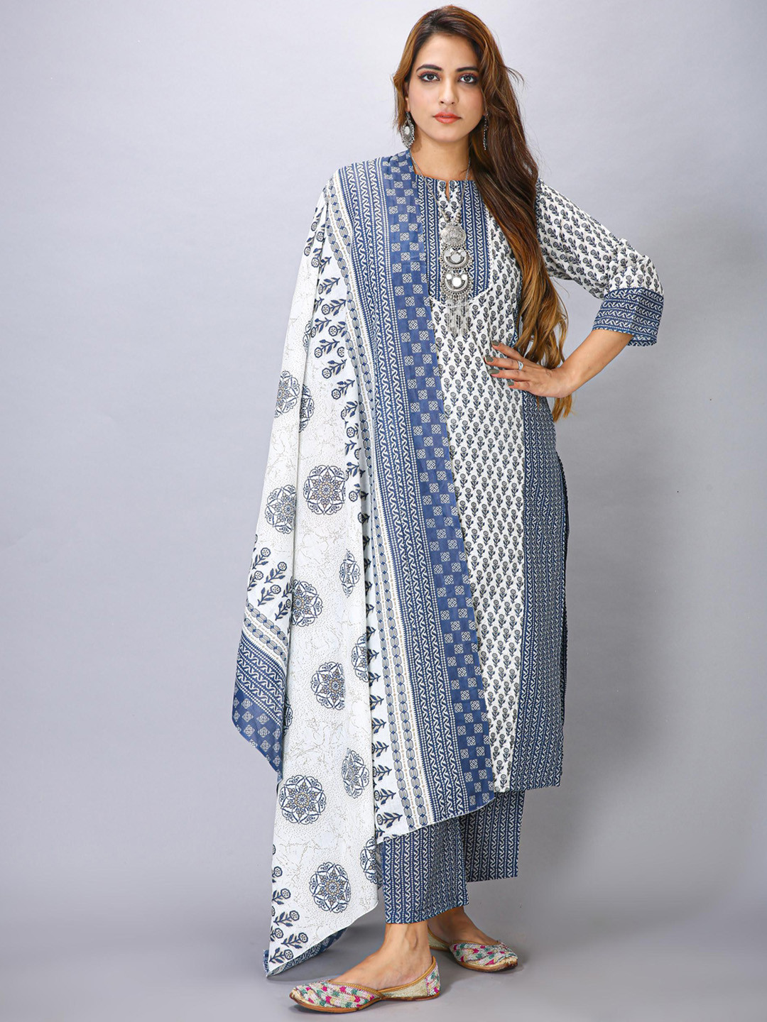 

MAIYEE Floral Printed Regular Straight Kurta With Trousers & Dupatta, Navy blue