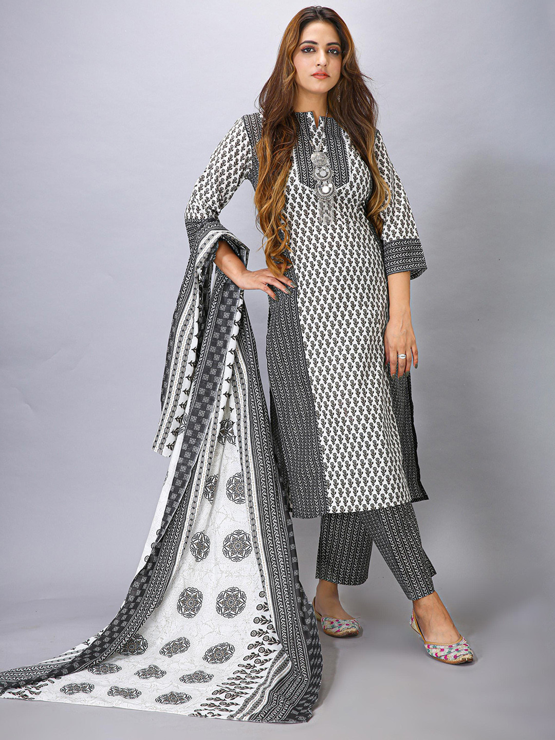 

MAIYEE Floral Printed Regular Straight Kurta With Trousers & Dupatta, Black