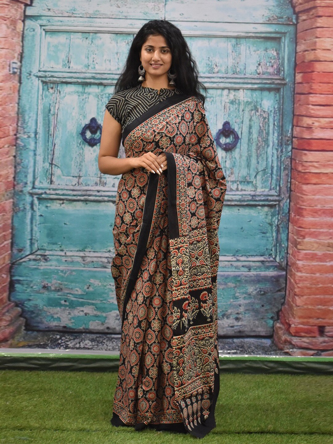 

TROPWEAR Ethnic Motifs Block Printed Mulmul Cotton Saree, Black