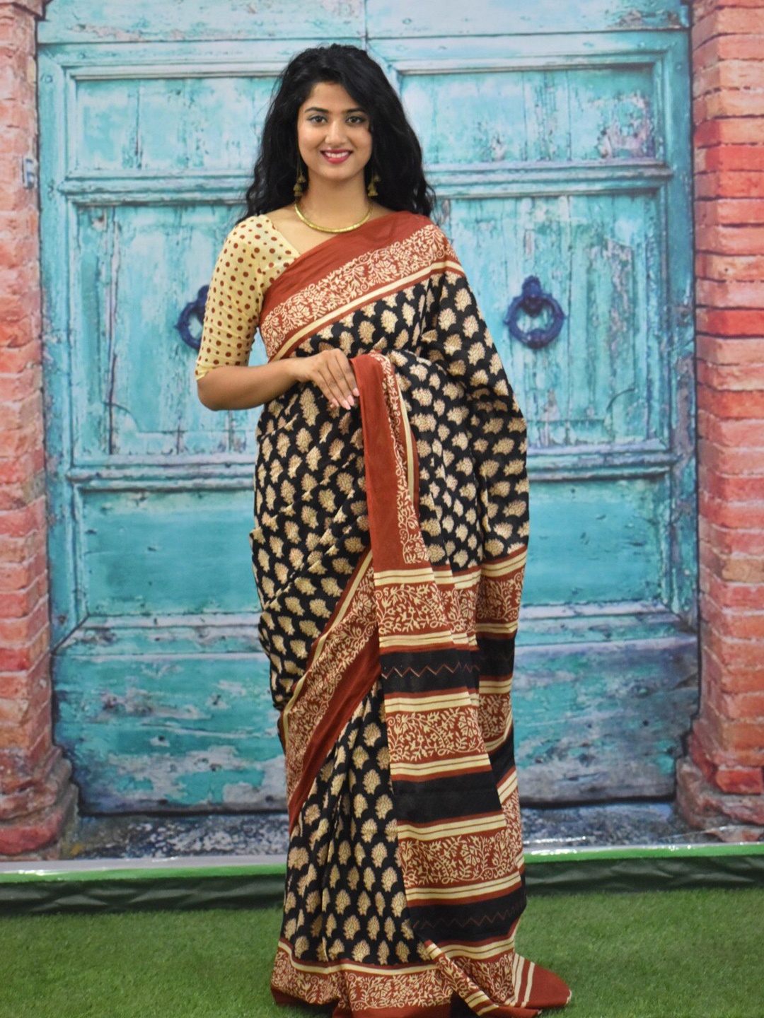 

TROPWEAR Ethnic Motifs Pure Cotton Block Print Saree, Black