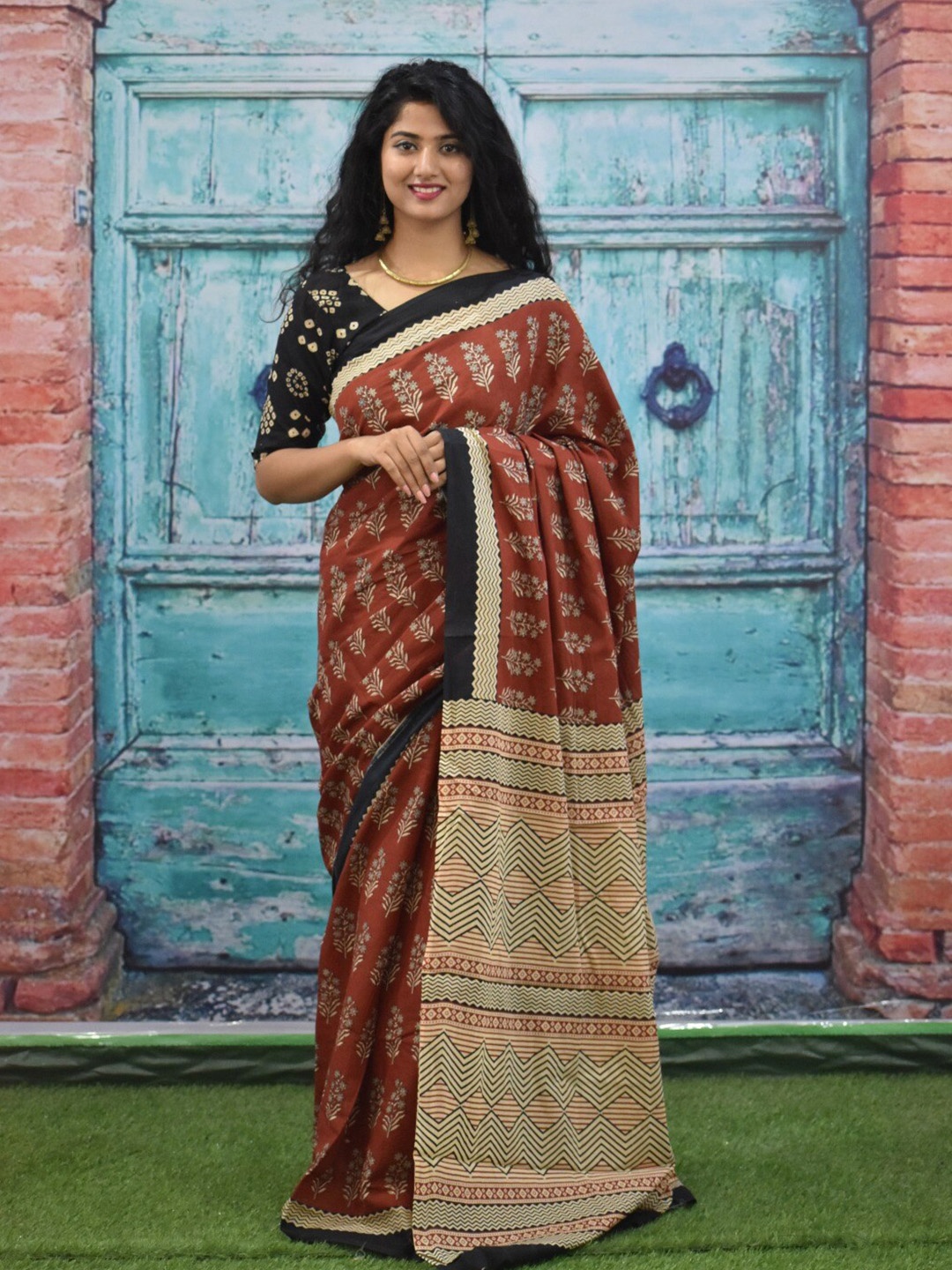 

TROPWEAR Floral Pure Cotton Block Print Saree, Maroon