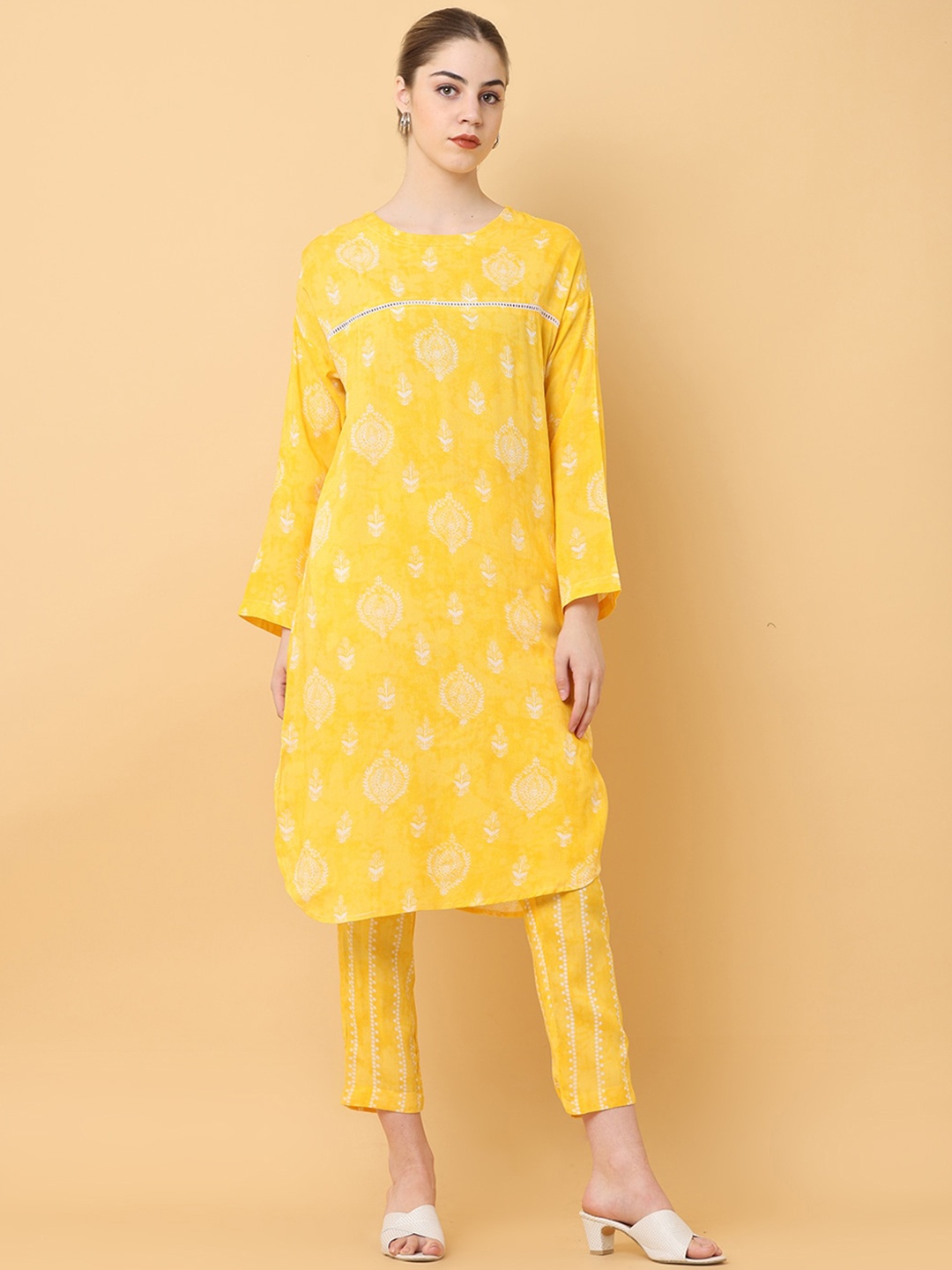 

BLACK & BLAH BLAH Set of 2 Relaxed Fit Floral Printed Liva Kurta and Trouser, Yellow