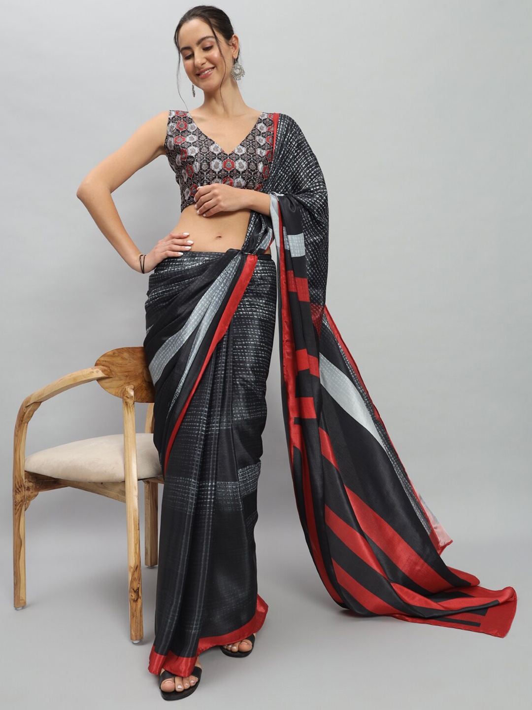 

RACHNA Abstract Striped Satin Saree, Silver