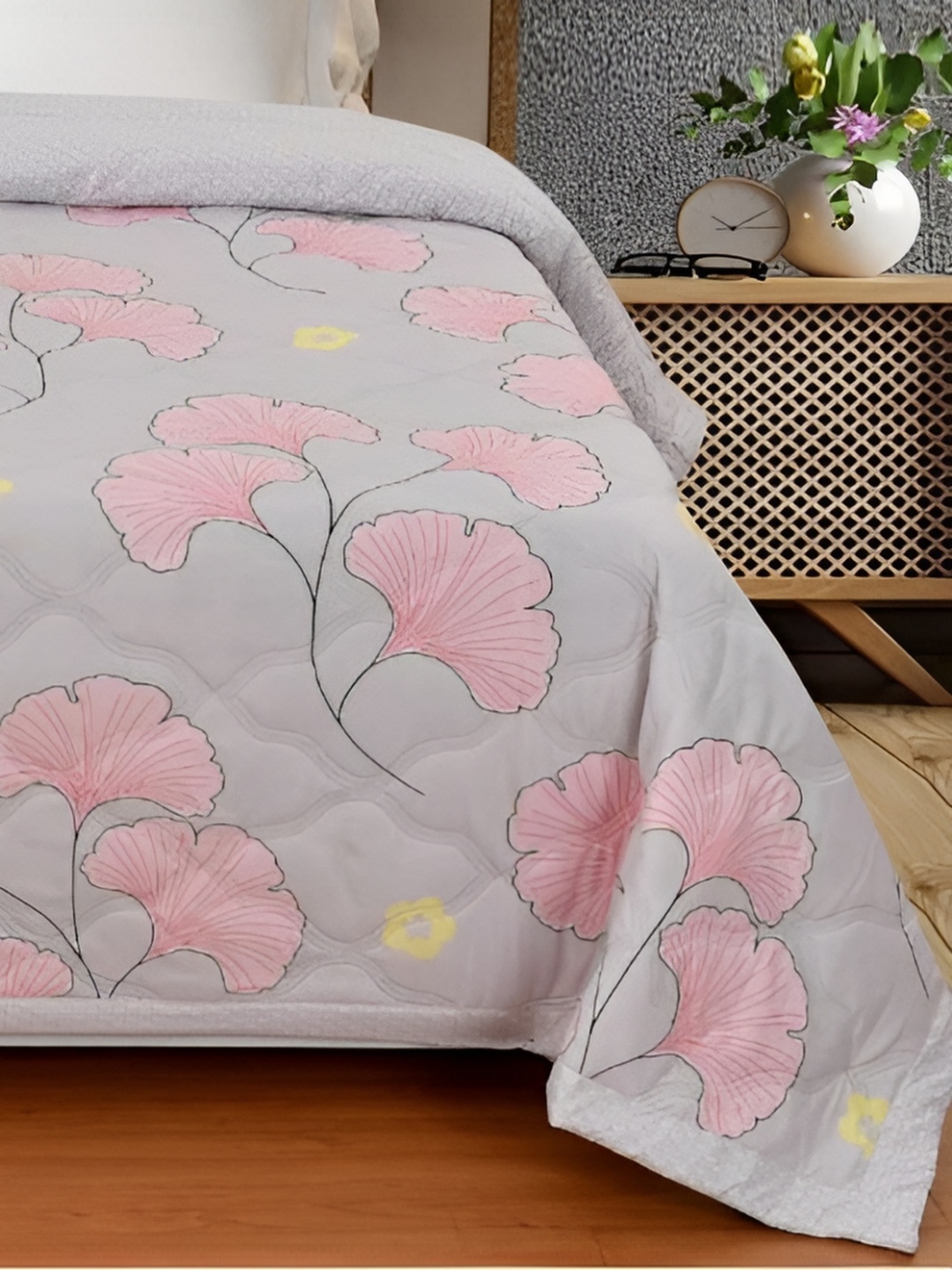 

Signature Grey & Pink Floral Microfiber AC Room Double Bed Comforter