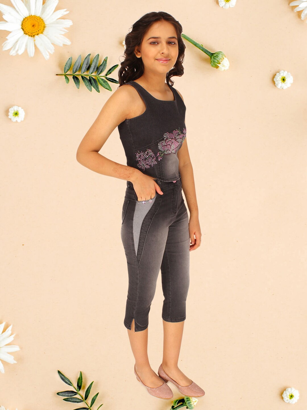 

CUTECUMBER Girls Embellished Top with Capris, Black