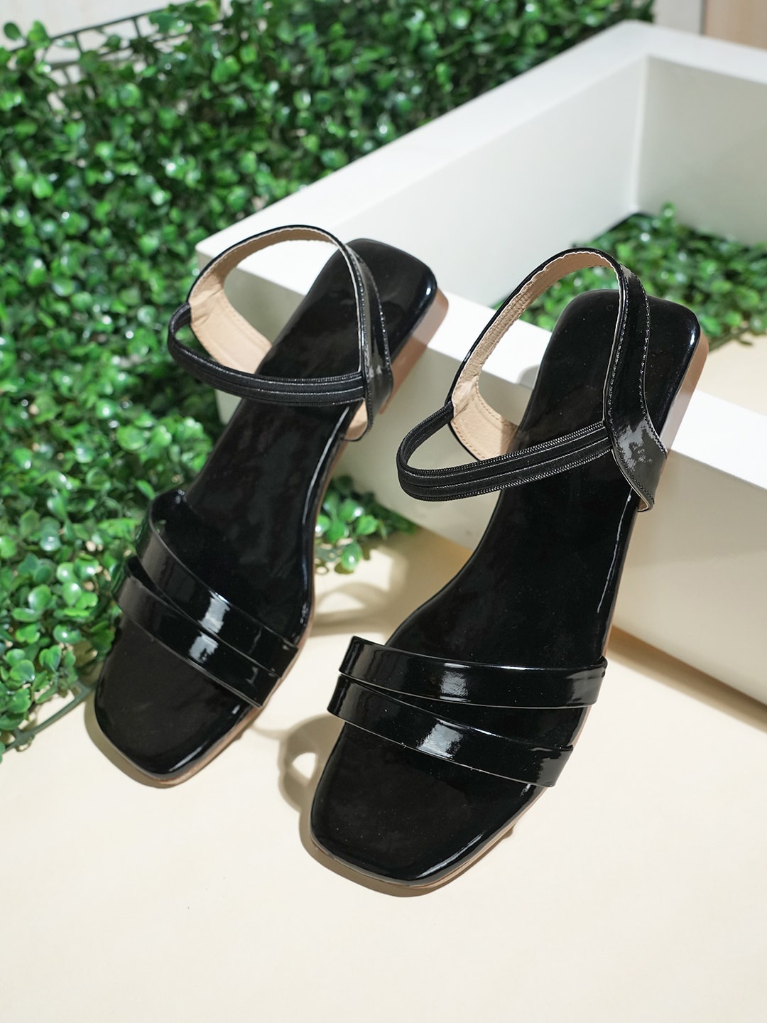 

SAPATOS Strappy Backstrap Open Toe Flats, Black